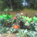 Membros dos Clubes de Mulheres Agricultoras no Cuanza Sul com seus produtos agrícolas.