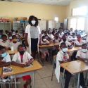 TCE Zaire: ama professora treinada dando lições de Malária e HIV/SIDA na escola N°8