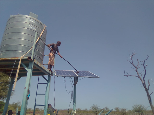 Os sistemas solares são cuidados por grupos comunitários de água