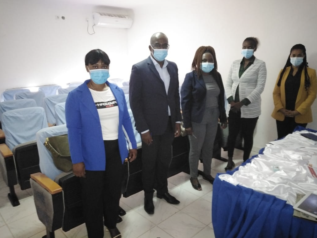 Foto de grupo depois de apresentacão de arranque das actividades de projecto para o Director Provincial de Saúde em Cuanza Sul.