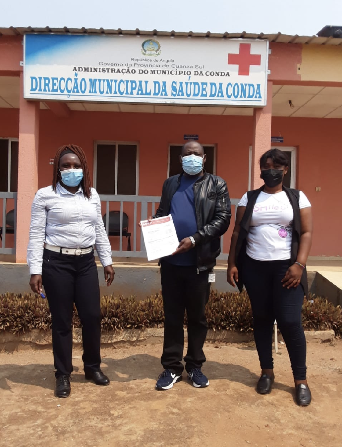 Foto de familia com Sr Director de Saude Municipa de Conda