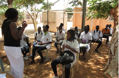 Meninos e meninas participaram em workshops sobre gestão da saúde menstrual em várias escolas da ADPP.