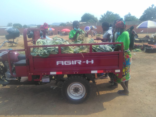 A mota de três rodas (Cupapata) é uma grande ajuda para os membros do Clube para colocar seus produtos no mercado. Membros dos Clubes de Mulheres Agricultoras no Cuanza Sul com seus produtos agrícolas.