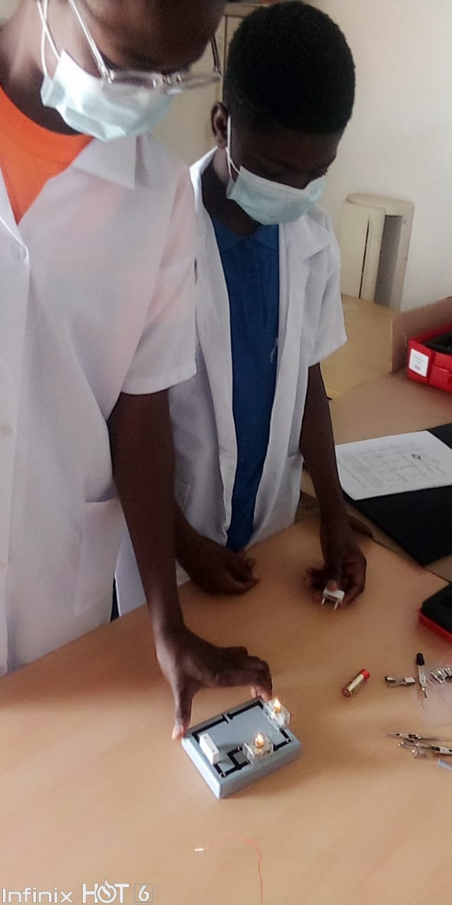 School 2031 students got to grips with the study of electricity in their physics lesson by creating circuits.