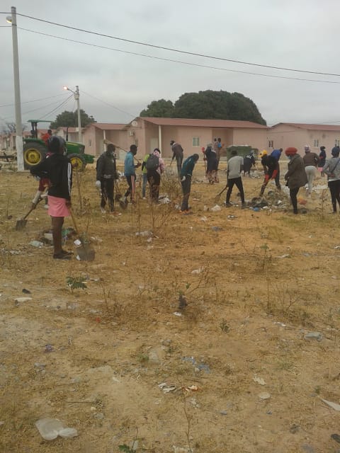 The projecto working with the local administration on a community cleaning campaign.