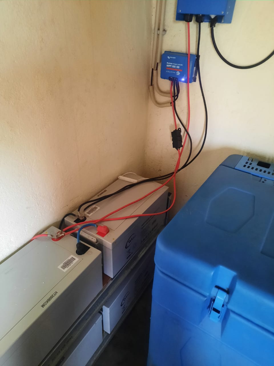 New batteries mounted at the Ndongue health post by the firm Green América