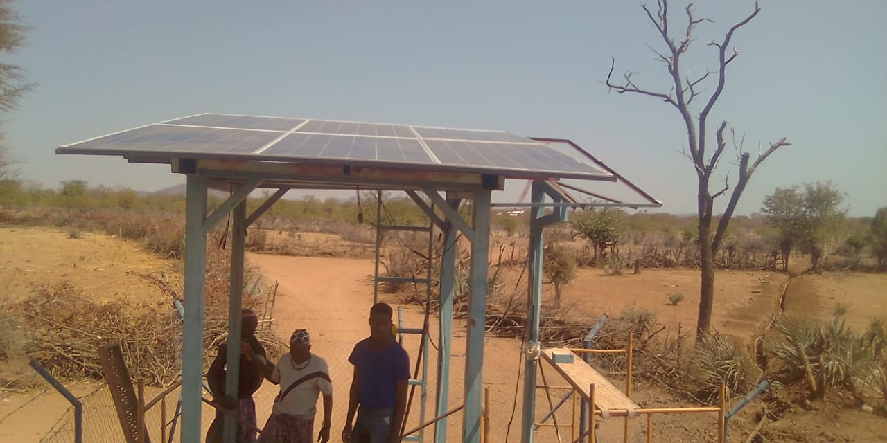 Aumentou o número de paineis solar em Warú de 2 para 6,mudou-se a bomba de água e actualmente bombea 8000L/h de água