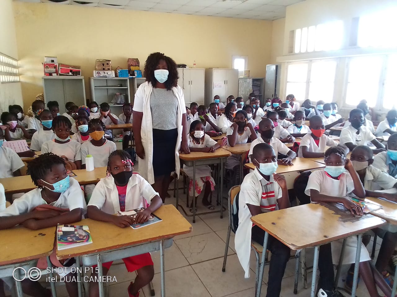 TCE Zaire: ama professora treinada dando lições de Malária e HIV/SIDA na escola N°8
