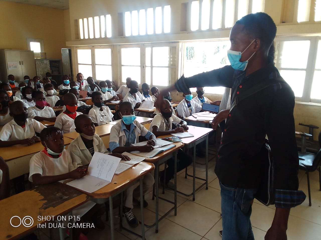 TCE Zaire: A school health agent giving a talk about the correct use of masks and handwashing to prevent Covid-19