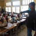 TCE Zaire: A school health agent giving a talk about the correct use of masks and handwashing to prevent Covid-19